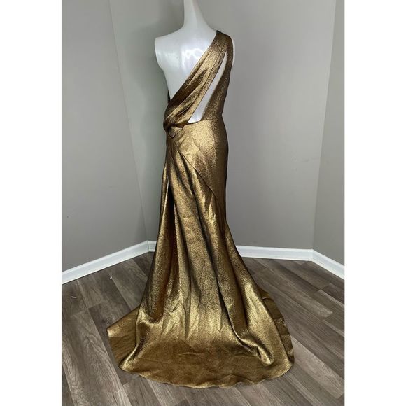 Reem Acra
Metallic One-Shoulder Gown - Picture 8 of 11